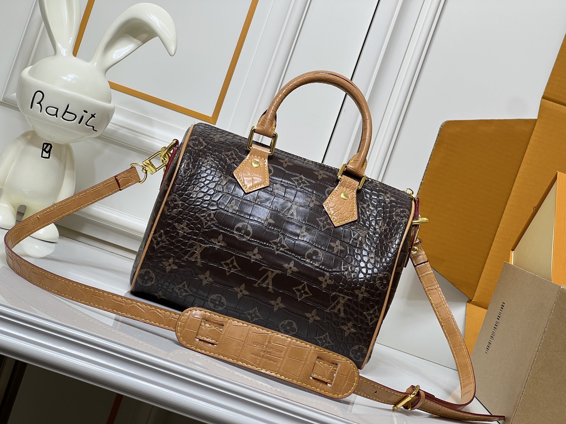 升级版 批200 【官方P19 鳄鱼皮】M87286 M17281  17282鳄鱼皮面料 M26305 M17222 M15279 M15278 M24441 M24424 M40390 M40391本款 Speedy  Bandoulière 25 Monogram Leather 手袋选用柔软牛皮革，以 Monogram 图案重现帆布印花的考究观感。耀目金属件、羊皮革内衬和铭牌共同印证创意总监 Pharrell Williams 对细节的不懈追求。25 x 15 x 15 厘米(长度 x 高 x 宽) 