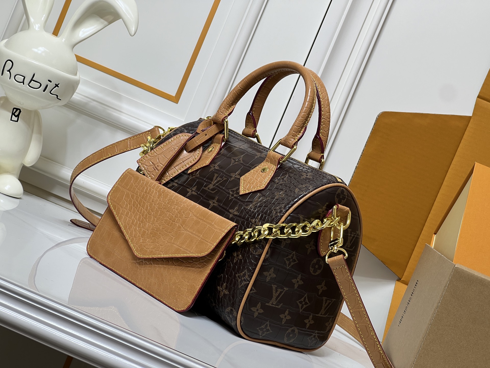 升级版 批200 【官方P19 鳄鱼皮】M87286 M17281  17282鳄鱼皮面料 M26305 M17222 M15279 M15278 M24441 M24424 M40390 M40391本款 Speedy  Bandoulière 25 Monogram Leather 手袋选用柔软牛皮革，以 Monogram 图案重现帆布印花的考究观感。耀目金属件、羊皮革内衬和铭牌共同印证创意总监 Pharrell Williams 对细节的不懈追求。25 x 15 x 15 厘米(长度 x 高 x 宽) 