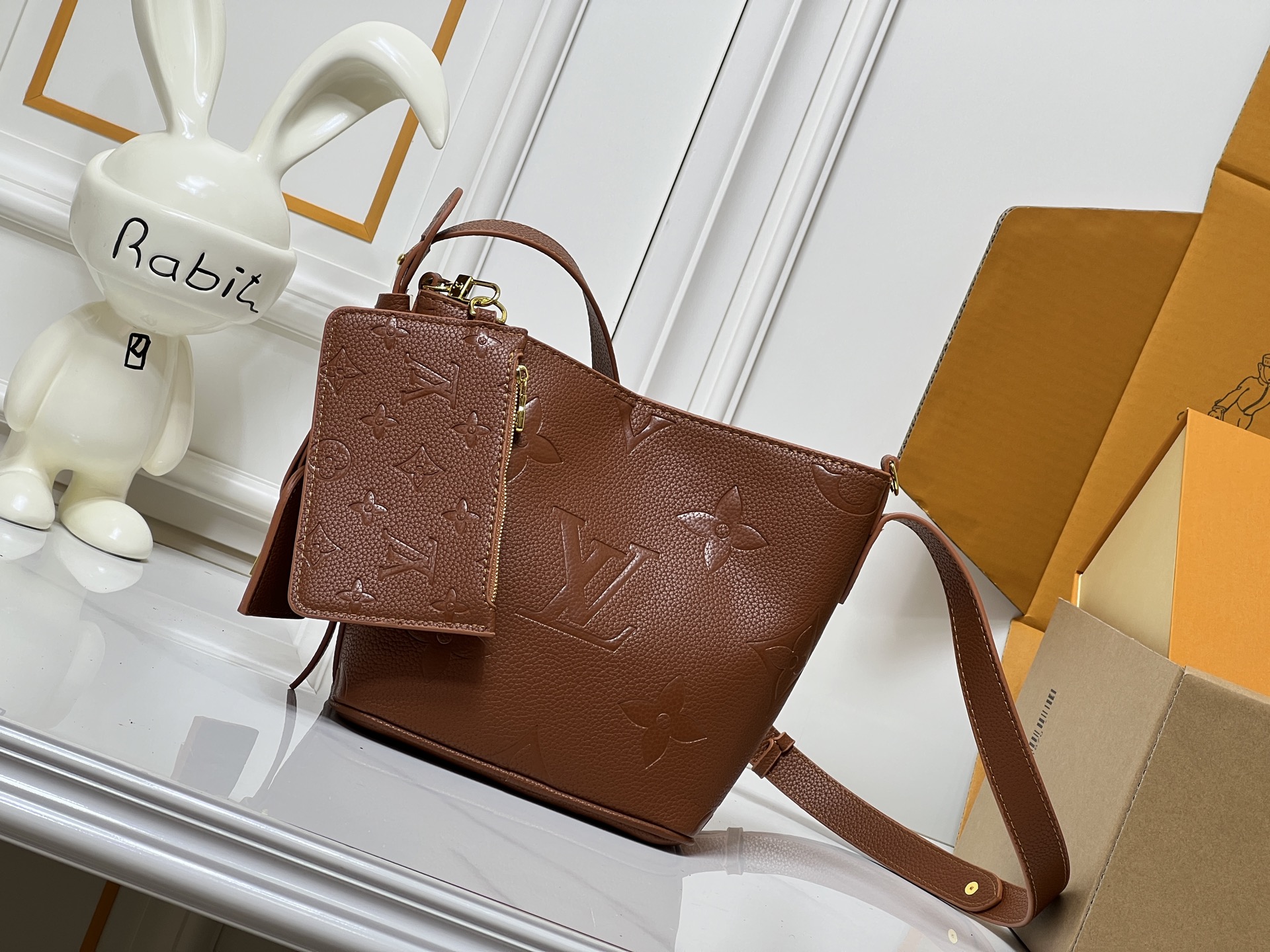 批320💰M25543, M14416,M12925 M25673
本款 All In BB 手袋出自Low Key系列,采用粒面牛皮革塑造紧凑水桶包构型,以多种背携方式游刃昼夜场合。做旧金属件传递复古意味,挂锁和可拆卸Monogram 口袋彰显品牌格调。
尺寸:16*12*18cm