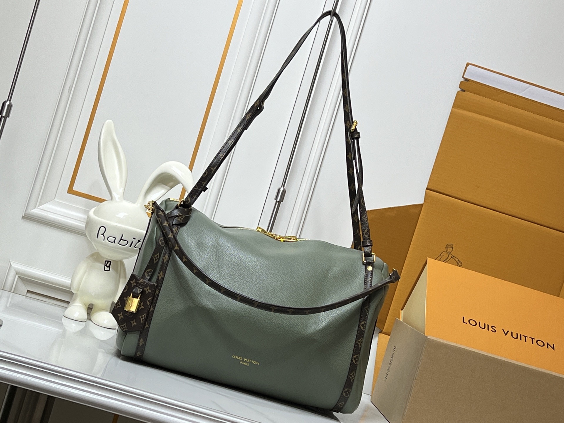 批330💰升级原版 M26037 M26451 M26359 M26397 M26358 M26039 M26905 M26360 M13668 M13667 本季 Express 中号手袋专为现代女性匠心打造。本款标志性设计采用牛皮革包身搭配 Monogram 经典帆布饰边。Monogram 提花内衬致敬品牌悠久传承,成就都市生活佳选,可随心切换多种背法。点睛之笔的钥匙包与挂锁,为整体设计增添点睛精妙细节。尺寸:36 x 24 x 18.5 (厘米) ((长 x 高 x 宽)