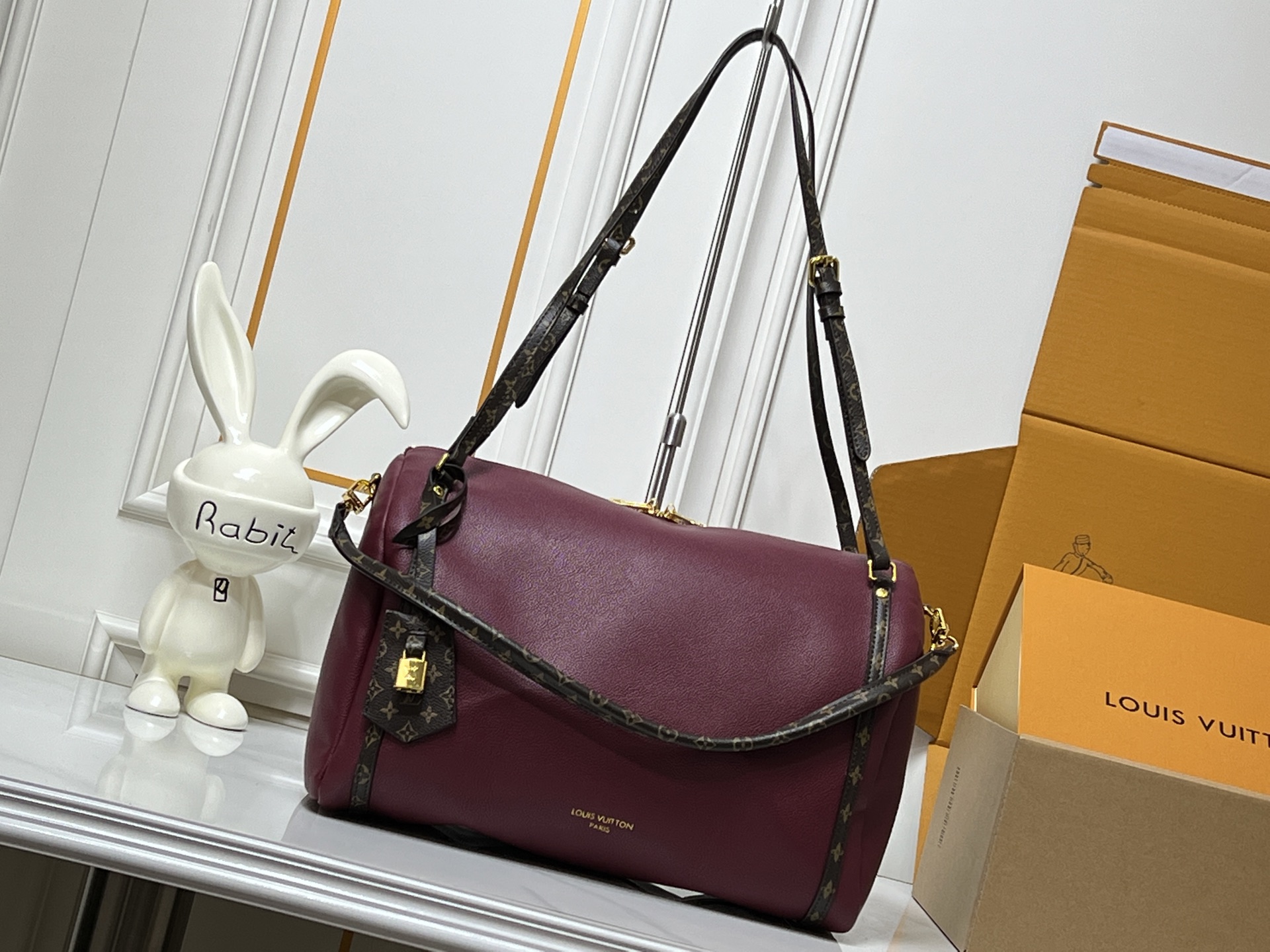 批330💰升级原版 M26037 M26451 M26359 M26397 M26358 M26039 M26905 M26360 M13668 M13667 本季 Express 中号手袋专为现代女性匠心打造。本款标志性设计采用牛皮革包身搭配 Monogram 经典帆布饰边。Monogram 提花内衬致敬品牌悠久传承,成就都市生活佳选,可随心切换多种背法。点睛之笔的钥匙包与挂锁,为整体设计增添点睛精妙细节。尺寸:36 x 24 x 18.5 (厘米) ((长 x 高 x 宽)