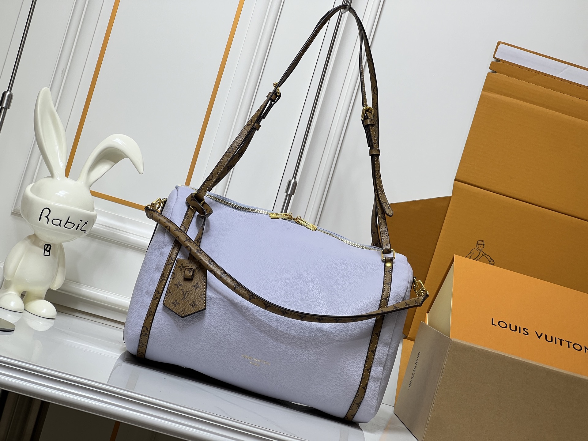 批330💰升级原版 M26037 M26451 M26359 M26397 M26358 M26039 M26905 M26360 M13668 M13667 本季 Express 中号手袋专为现代女性匠心打造。本款标志性设计采用牛皮革包身搭配 Monogram 经典帆布饰边。Monogram 提花内衬致敬品牌悠久传承,成就都市生活佳选,可随心切换多种背法。点睛之笔的钥匙包与挂锁,为整体设计增添点睛精妙细节。尺寸:36 x 24 x 18.5 (厘米) ((长 x 高 x 宽)