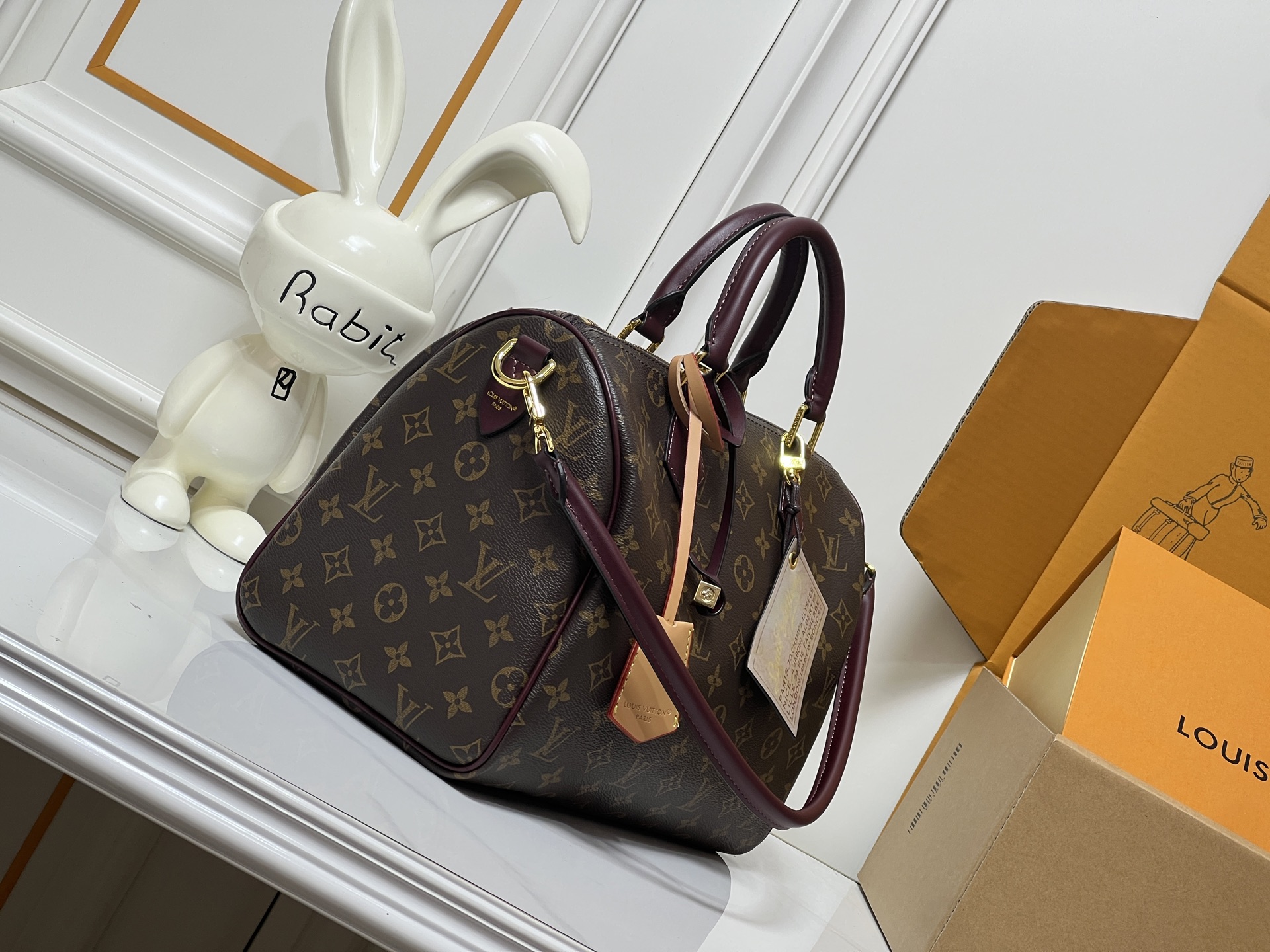 批 M28379紫红 M26498福袋M15102黑花 M15107老花 M15108沙丘 這款Monogram Anniversary系列的Persona版本Speedy Soft 30專為旅遊而設,以慶祝標誌性路易威登標誌面世130周年.手袋以品牌經典帆布製作,並配以牛皮飾邊,內部更配備特別周年版行李吊牌及紀念版標籤,彰顯非凡氣派.其他LV細節包括鎖匙套、金色掛鎖及登機證,盡顯奢華品味. 30 x 21 x 17 厘米 (長度 x 高度 x 闊度) Monogram塗層帆布 牛皮飾邊 皮革襯裡 金色金屬件 雙拉鏈設計 1 個拉鏈口袋 1個鎖匙套 1個硬箱吊飾 1 個可拆式特別周年紀念行李吊牌 內置一個紀念版皮革標籤 可放置智能手機、耳機、拉鏈銀包及鎖匙 肩帶:可拆式,不可調節