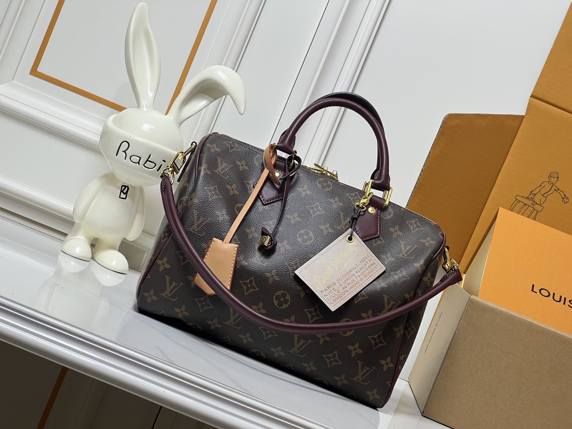批 M28379紫红 M26498福袋M15102黑花 M15107老花 M15108沙丘 這款Monogram Anniversary系列的Persona版本Speedy Soft 30專為旅遊而設,以慶祝標誌性路易威登標誌面世130周年.手袋以品牌經典帆布製作,並配以牛皮飾邊,內部更配備特別周年版行李吊牌及紀念版標籤,彰顯非凡氣派.其他LV細節包括鎖匙套、金色掛鎖及登機證,盡顯奢華品味. 30 x 21 x 17 厘米 (長度 x 高度 x 闊度) Monogram塗層帆布 牛皮飾邊 皮革襯裡 金色金屬件 雙拉鏈設計 1 個拉鏈口袋 1個鎖匙套 1個硬箱吊飾 1 個可拆式特別周年紀念行李吊牌 內置一個紀念版皮革標籤 可放置智能手機、耳機、拉鏈銀包及鎖匙 肩帶:可拆式,不可調節