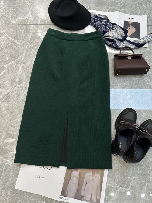 Elegant High-Waisted Midi Skirt in Emerald Green, Slit Hem Design 1 Elegant High-Waisted Midi Skirt in Emerald Green, Slit Hem Design