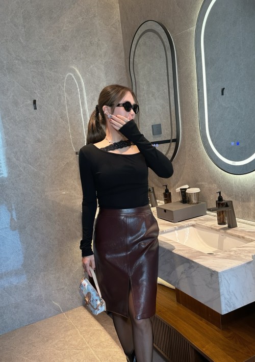 Elegant Faux Leather Midi Skirt with Slit - Winter Fashion 1 Elegant Faux Leather Midi Skirt with Slit - Winter Fashion
