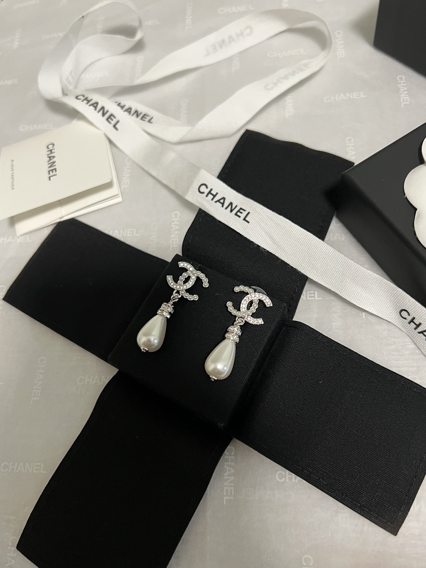 NO:359362,Chanel 24s new product spot zp customization Xiangjia 24s silver half-bead half-diamond double c water drop pearl earrings exquisite cc water drop pearl blessings absolutely gentle princess temperament style, Chanel earrings, chanel, chanel, chanel, chanel, earrings19860909Chanel 24s新品现货zp定制 香家24s银色半珠半钻双c水滴珍珠耳环 精致的cc 水滴珍珠加持 妥妥的温柔公主气质风,香奈儿耳钉,chanel,chanel,chanel,earrings,Jewelry