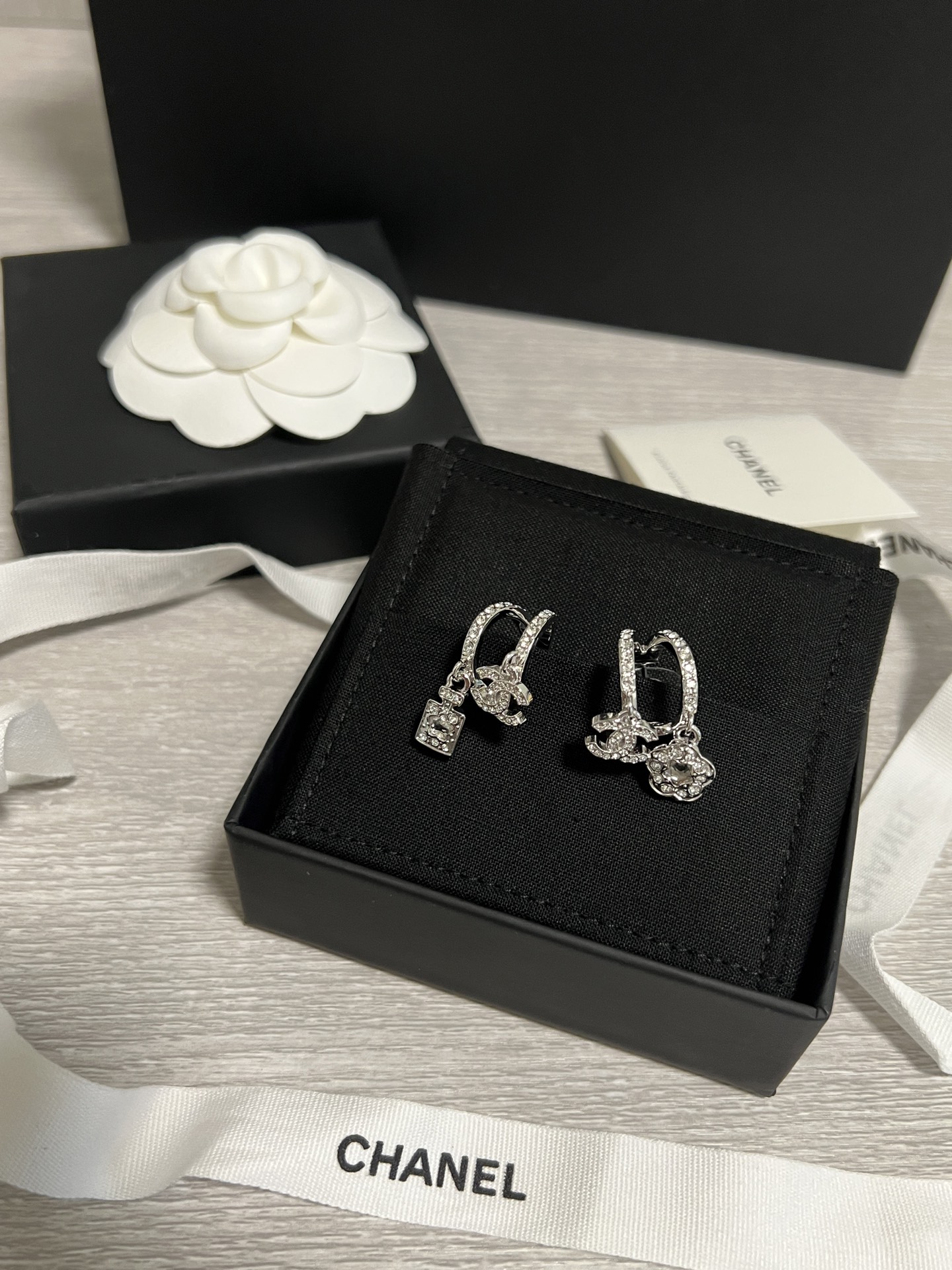 NO:359373,Xiangjia 25p new silver double C rhinestone camellia earrings This season's hidden model is full of high-end design AB model small flower small fragrance bottle and cc sway in the ears, lively and exquisite, super temperament, Chanel earrings, chanel, chanel, earrings19860909香家 25p新款银色双c水钻山茶花耳环 这一季的隐藏款 高级感十足 ab款的设计 小花花小香瓶和cc在耳边摇曳 灵动又精致 超显气质,香奈儿耳钉,chanel,chanel,earrings,Jewelry