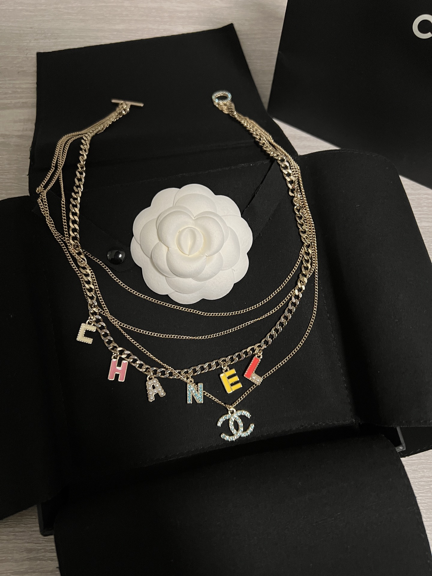 NO:359541,Today's arrival in spring and summer atmosphere Xiangjia vintage Medium-old colored enamel letters blue diamond double C multi-layer necklace Dopamine colored enamel with multi-layer chain design Full of vitality and a very y2k millennial hot girl feeling Easy to wear multiple stacked visuals The atmosphere is amazing, Chanel necklace, chanel, chanel, necklace19860909今日到货春夏氛围感 香家vintage 中古款彩色珐琅字母蓝钻双C多层项链 多巴胺彩色珐琅搭配多层链条设计 活力满满又很有y2k千禧辣妹的感觉 轻松戴出多条叠戴视觉 氛围感绝了,香奈儿项链,chanel,chanel,necklace,Jewelry