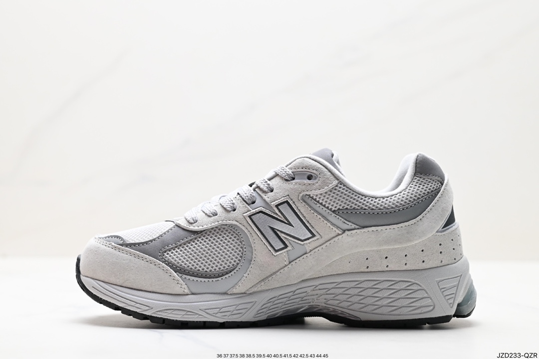 140 New Balance 2002R 沿袭了面世之初的经典科技 ML2002RA