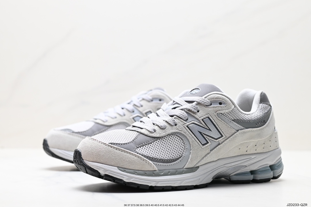 140 New Balance 2002R 沿袭了面世之初的经典科技 ML2002RA