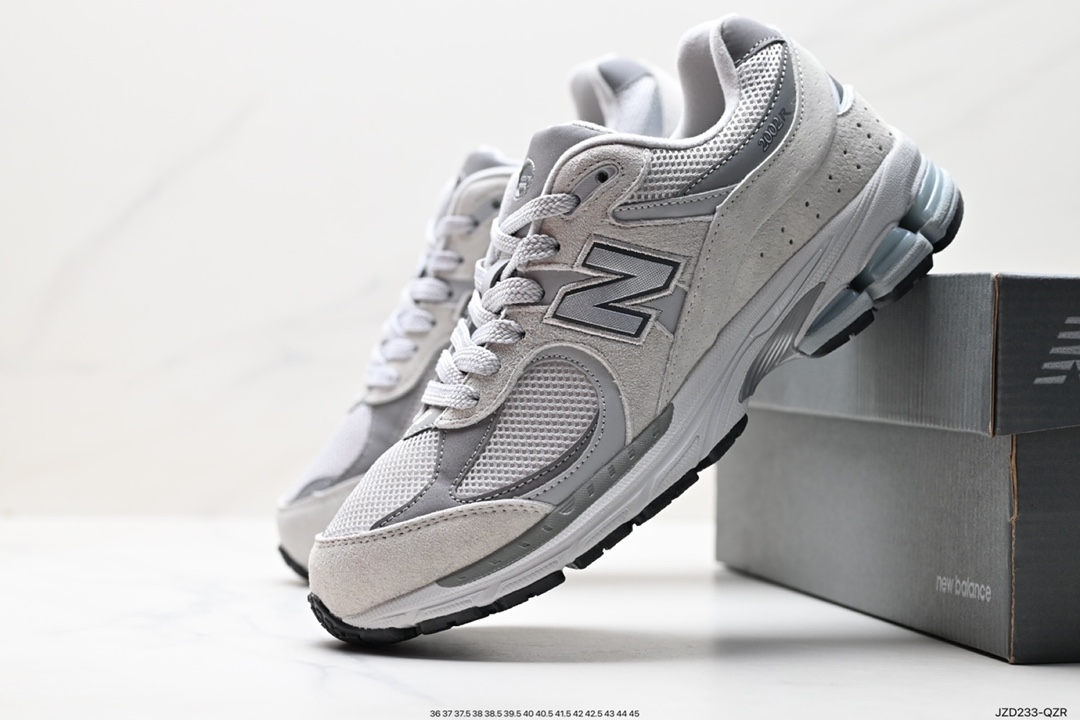 140 New Balance 2002R 沿袭了面世之初的经典科技 ML2002RA