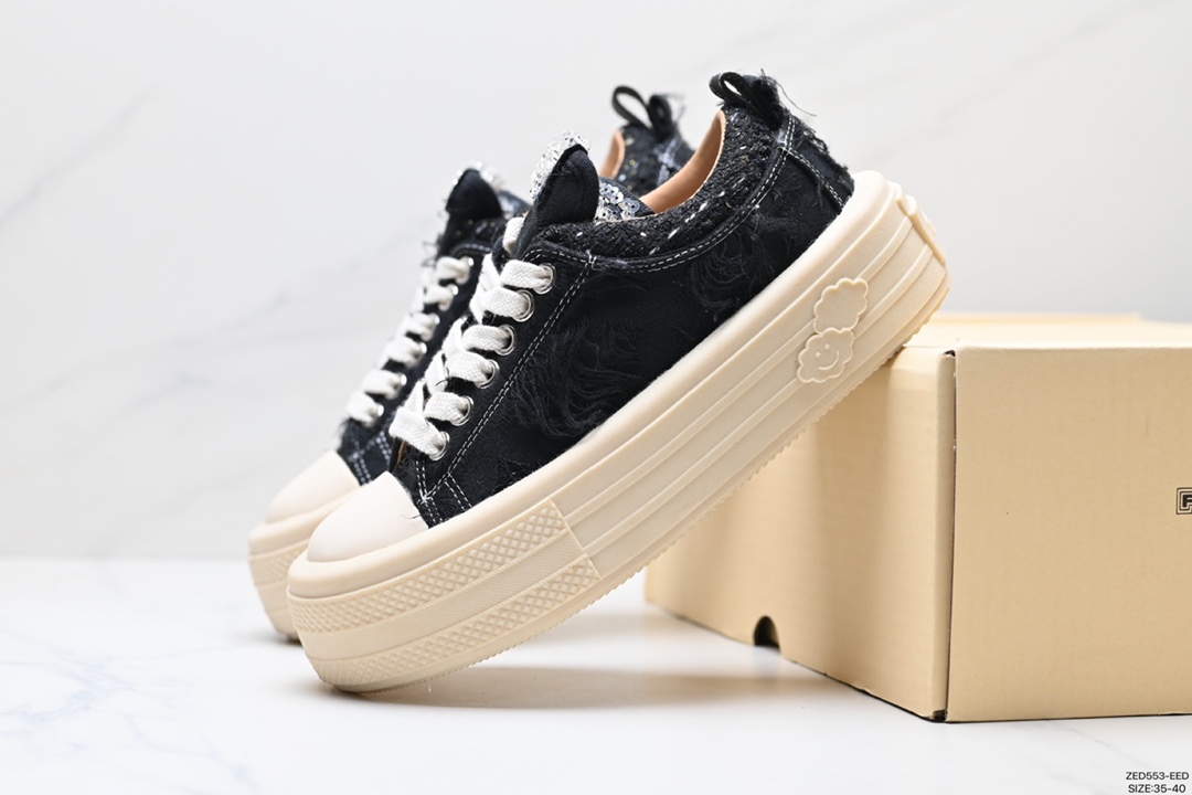 The Double Uni Sneaker series launched by the brand Foreshadow is shipped in two colors, black and white.