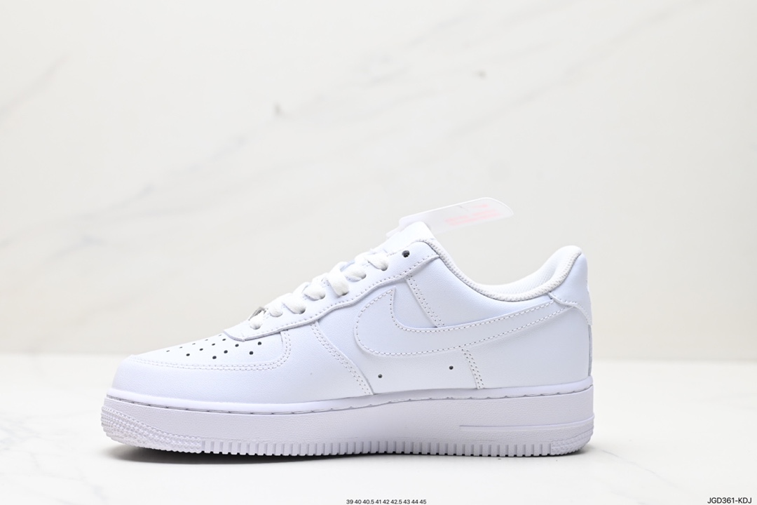 180 Nike Air Force 1’07 LV8