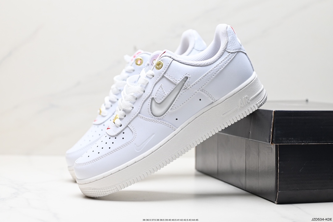 140 Nk Air Force 1‘07 Low ”Join Forces“ 空军一号低帮休闲板鞋 DQ7664-100