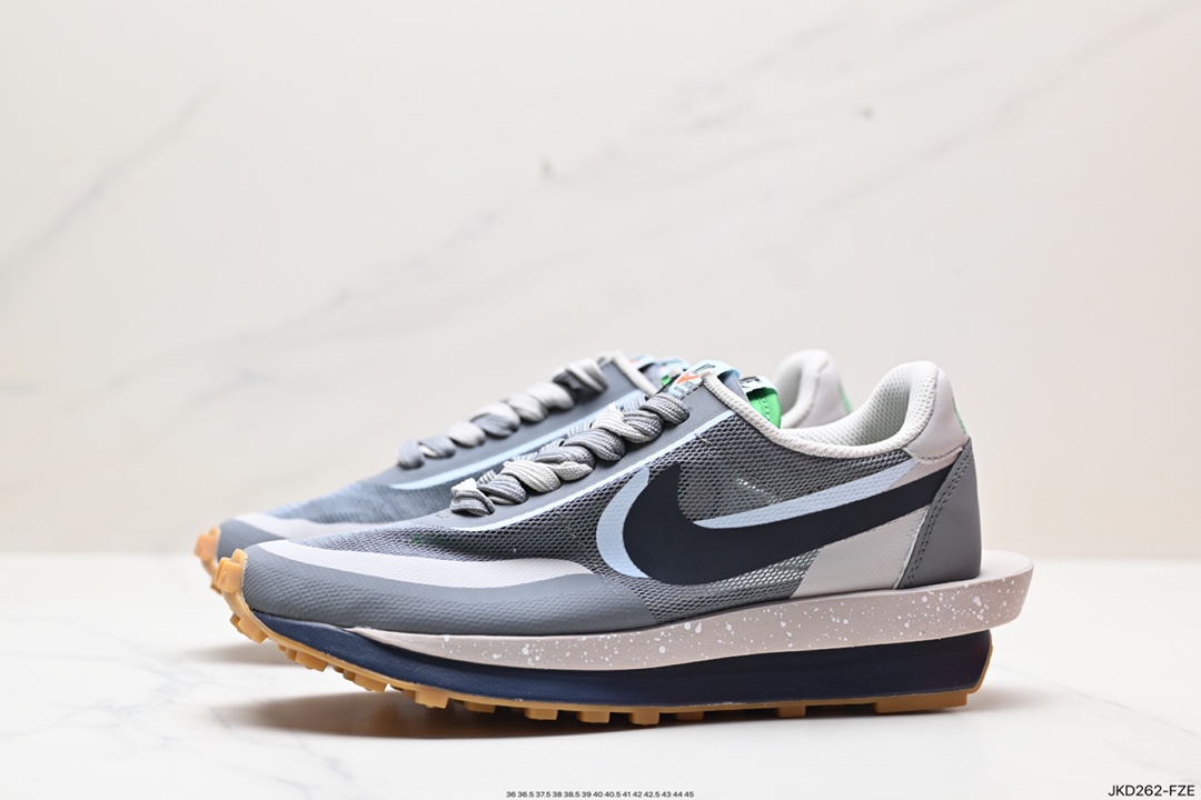 真标✅日式解构美学SACAI联名 × NIKE LDV Waffle重叠设计前卫华夫变形休闲慢跑鞋 蓝红黄sacai在SS19的发布会上展示了自己与Nike全新联名的系列,其中有两款鞋特别引人注目,这两款鞋均为混合鞋款,分别将Blazer与Dunk和Waffle Daybreak与LDV融为一体,采用了双鞋舌,双鞋带,双Swoosh的设计,并且每款鞋均有两种的配色方案. 货号:CN8898-002 ID:JKD262-FZE