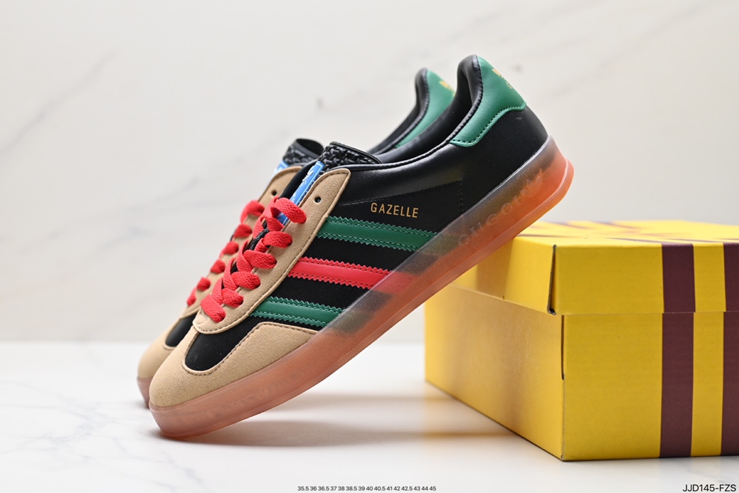 Heavy-weight collaboration with Adidas｜GUCCI uses the trefoil logo and the iconic three-bar design elements lA9089