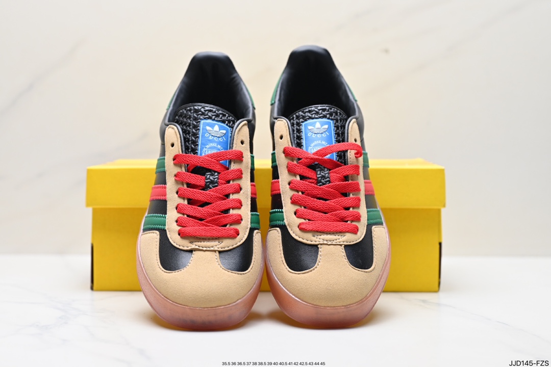 Heavy-weight collaboration with Adidas｜GUCCI uses the trefoil logo and the iconic three-bar design elements lA9089