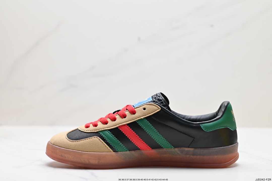 Heavy-weight collaboration with Adidas｜GUCCI uses the trefoil logo and the iconic three-bar design elements lA9089