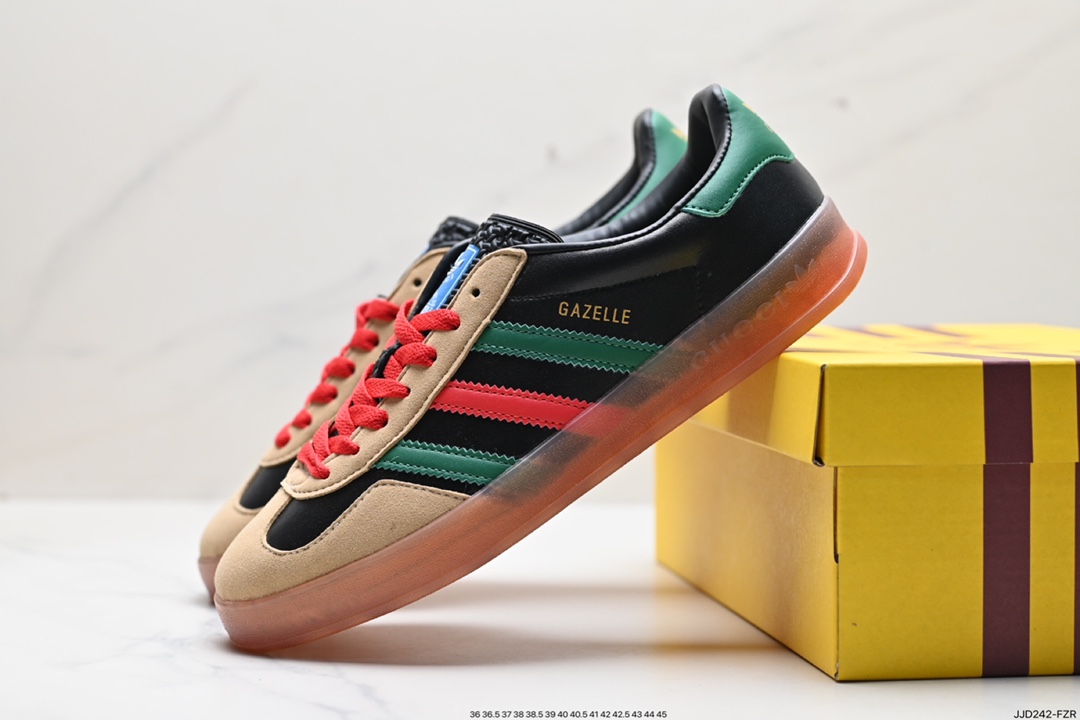 Heavy-weight collaboration with Adidas｜GUCCI uses the trefoil logo and the iconic three-bar design elements lA9089