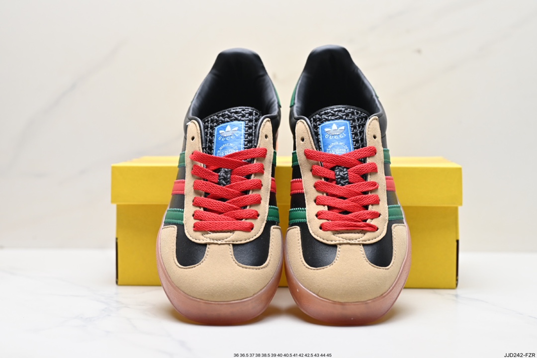 Heavy-weight collaboration with Adidas｜GUCCI uses the trefoil logo and the iconic three-bar design elements lA9089
