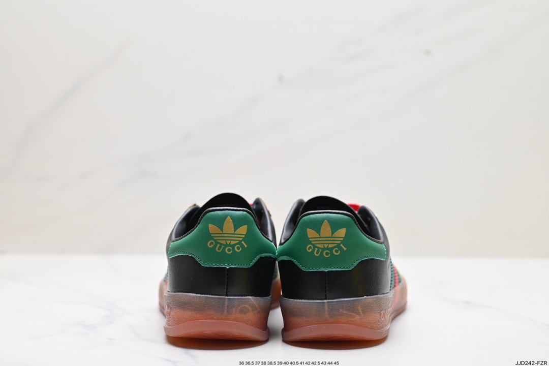 Heavy-weight collaboration with Adidas｜GUCCI uses the trefoil logo and the iconic three-bar design elements lA9089