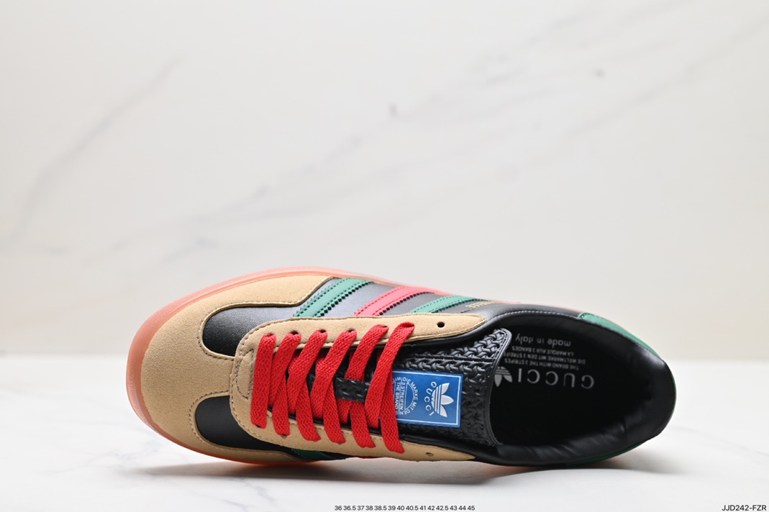 Heavy-weight collaboration with Adidas｜GUCCI uses the trefoil logo and the iconic three-bar design elements lA9089
