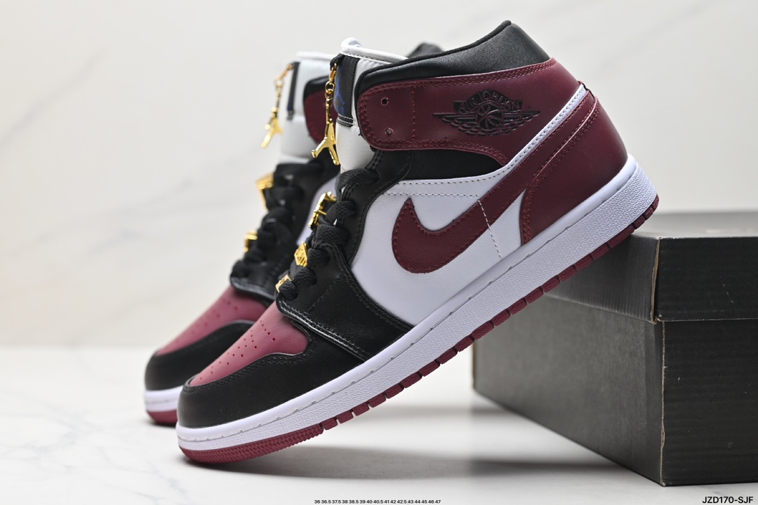 Acquista la migliore replica di alta qualità
 Air Jordan 1 Qualità dello specchio
 Scarpe Sneaker Air Jordan Vintage Mid Top