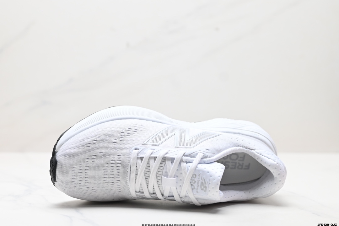 💰160 公司级✅新百伦New Balance W880系列复古老爹风休闲运动慢跑鞋 880系列是New Balance的次顶级缓震跑鞋,脚感软弹舒适,缓震性和稳定性都不错,性能和配置跟1080系列有一些差距,但对初跑入门人群来说,日常慢跑绝对够用。鞋面采用轻量的工程网布材质,舒适包裹,大量透气网眼设计,长时间穿着透气不闷脚。外底使用仿生纹路设计的耐磨橡胶,外底加宽设计,增加触地面积,带来更强的抓地力和耐久性。 货号:M880W015 尺码:36 37 37.5 38 38.5 39.5 40 40.5 41.5 42 42.5 43 44 45 ID:JFD129-QJZ