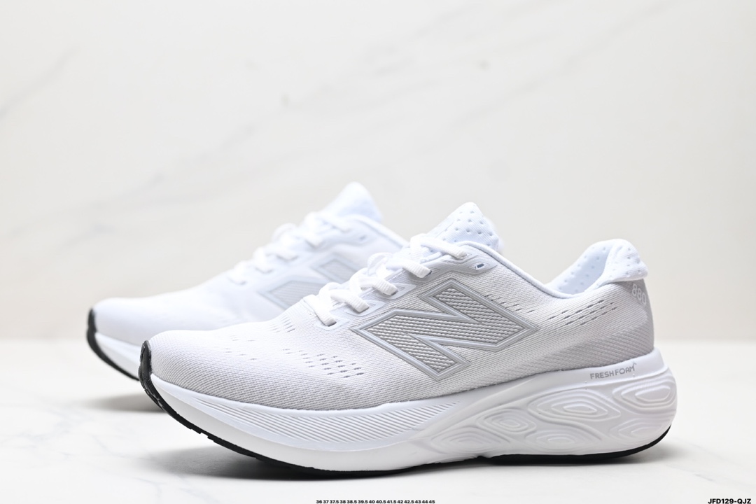 💰160 公司级✅新百伦New Balance W880系列复古老爹风休闲运动慢跑鞋 880系列是New Balance的次顶级缓震跑鞋,脚感软弹舒适,缓震性和稳定性都不错,性能和配置跟1080系列有一些差距,但对初跑入门人群来说,日常慢跑绝对够用。鞋面采用轻量的工程网布材质,舒适包裹,大量透气网眼设计,长时间穿着透气不闷脚。外底使用仿生纹路设计的耐磨橡胶,外底加宽设计,增加触地面积,带来更强的抓地力和耐久性。 货号:M880W015 尺码:36 37 37.5 38 38.5 39.5 40 40.5 41.5 42 42.5 43 44 45 ID:JFD129-QJZ