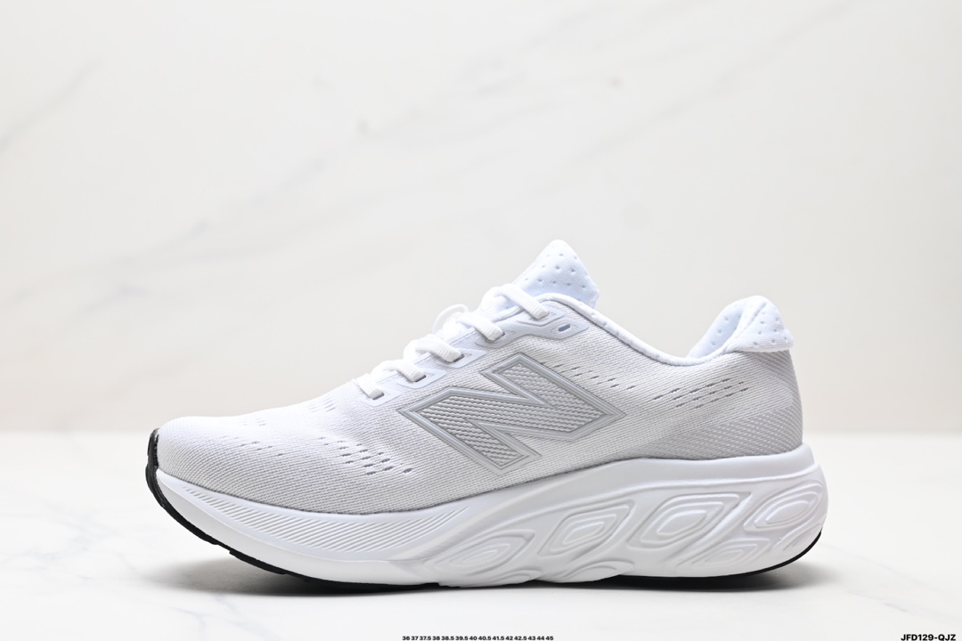 💰160 公司级✅新百伦New Balance W880系列复古老爹风休闲运动慢跑鞋 880系列是New Balance的次顶级缓震跑鞋,脚感软弹舒适,缓震性和稳定性都不错,性能和配置跟1080系列有一些差距,但对初跑入门人群来说,日常慢跑绝对够用。鞋面采用轻量的工程网布材质,舒适包裹,大量透气网眼设计,长时间穿着透气不闷脚。外底使用仿生纹路设计的耐磨橡胶,外底加宽设计,增加触地面积,带来更强的抓地力和耐久性。 货号:M880W015 尺码:36 37 37.5 38 38.5 39.5 40 40.5 41.5 42 42.5 43 44 45 ID:JFD129-QJZ
