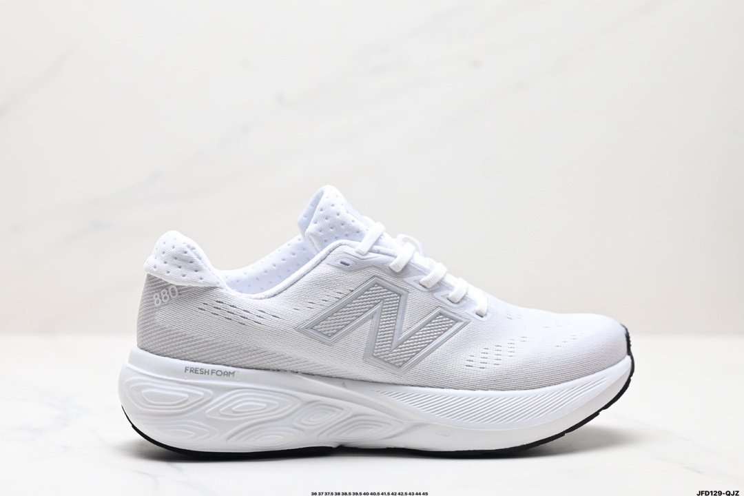 💰160 公司级✅新百伦New Balance W880系列复古老爹风休闲运动慢跑鞋 880系列是New Balance的次顶级缓震跑鞋,脚感软弹舒适,缓震性和稳定性都不错,性能和配置跟1080系列有一些差距,但对初跑入门人群来说,日常慢跑绝对够用。鞋面采用轻量的工程网布材质,舒适包裹,大量透气网眼设计,长时间穿着透气不闷脚。外底使用仿生纹路设计的耐磨橡胶,外底加宽设计,增加触地面积,带来更强的抓地力和耐久性。 货号:M880W015 尺码:36 37 37.5 38 38.5 39.5 40 40.5 41.5 42 42.5 43 44 45 ID:JFD129-QJZ