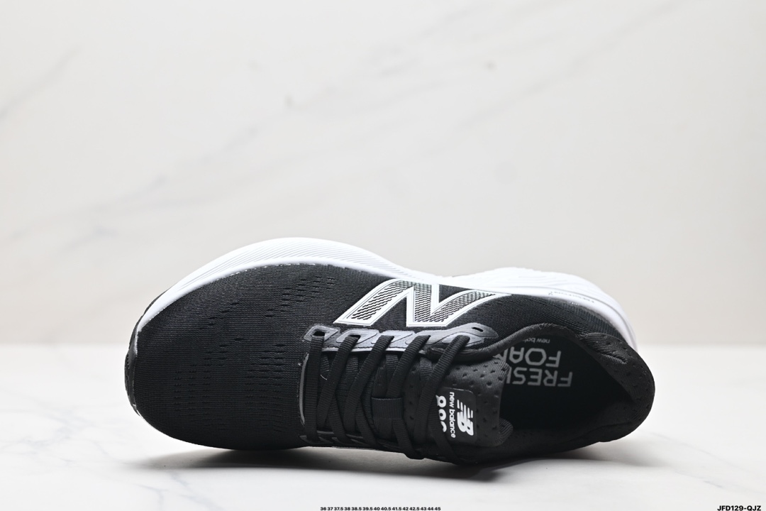 💰160 公司级✅新百伦New Balance W880系列复古老爹风休闲运动慢跑鞋 880系列是New Balance的次顶级缓震跑鞋,脚感软弹舒适,缓震性和稳定性都不错,性能和配置跟1080系列有一些差距,但对初跑入门人群来说,日常慢跑绝对够用。鞋面采用轻量的工程网布材质,舒适包裹,大量透气网眼设计,长时间穿着透气不闷脚。外底使用仿生纹路设计的耐磨橡胶,外底加宽设计,增加触地面积,带来更强的抓地力和耐久性。 货号:M880W015 尺码:36 37 37.5 38 38.5 39.5 40 40.5 41.5 42 42.5 43 44 45 ID:JFD129-QJZ