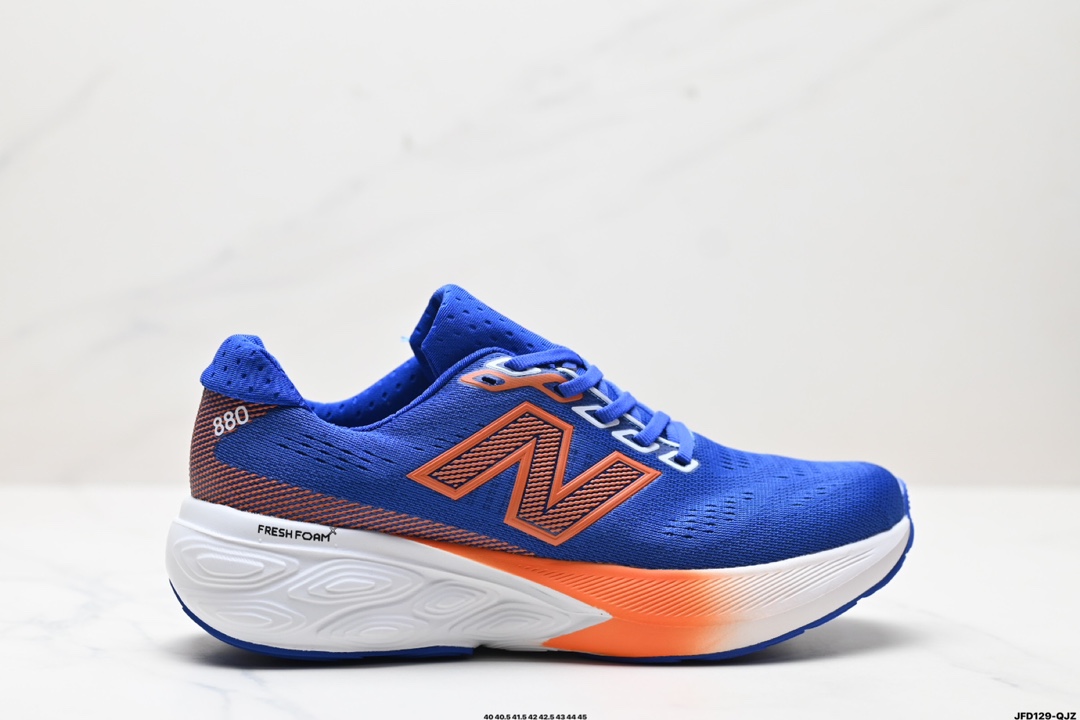 💰160 公司级✅新百伦New Balance W880系列复古老爹风休闲运动慢跑鞋 880系列是New Balance的次顶级缓震跑鞋,脚感软弹舒适,缓震性和稳定性都不错,性能和配置跟1080系列有一些差距,但对初跑入门人群来说,日常慢跑绝对够用。鞋面采用轻量的工程网布材质,舒适包裹,大量透气网眼设计,长时间穿着透气不闷脚。外底使用仿生纹路设计的耐磨橡胶,外底加宽设计,增加触地面积,带来更强的抓地力和耐久性。 货号:M880J015 尺码:40 40.5 41.5 42 42.5 43 44 45 ID:JFD129-QJZ