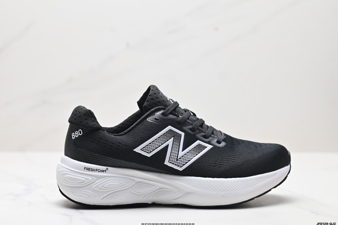 🈴💰160 公司级✅新百伦New Balance W880系列复古老爹风休闲运动慢跑鞋 880系列是New Balance的次顶级缓震跑鞋,脚感软弹舒适,缓震性和稳定性都不错,性能和配置跟1080系列有一些差距,但对初跑入门人群来说,日常慢跑绝对够用。鞋面采用轻量的工程网布材质,舒适包裹,大量透气网眼设计,长时间穿着透气不闷脚。外底使用仿生纹路设计的耐磨橡胶,外底加宽设计,增加触地面积,带来更强的抓地力和耐久性。 货号:M880J015 ID:JFD129-QJZ