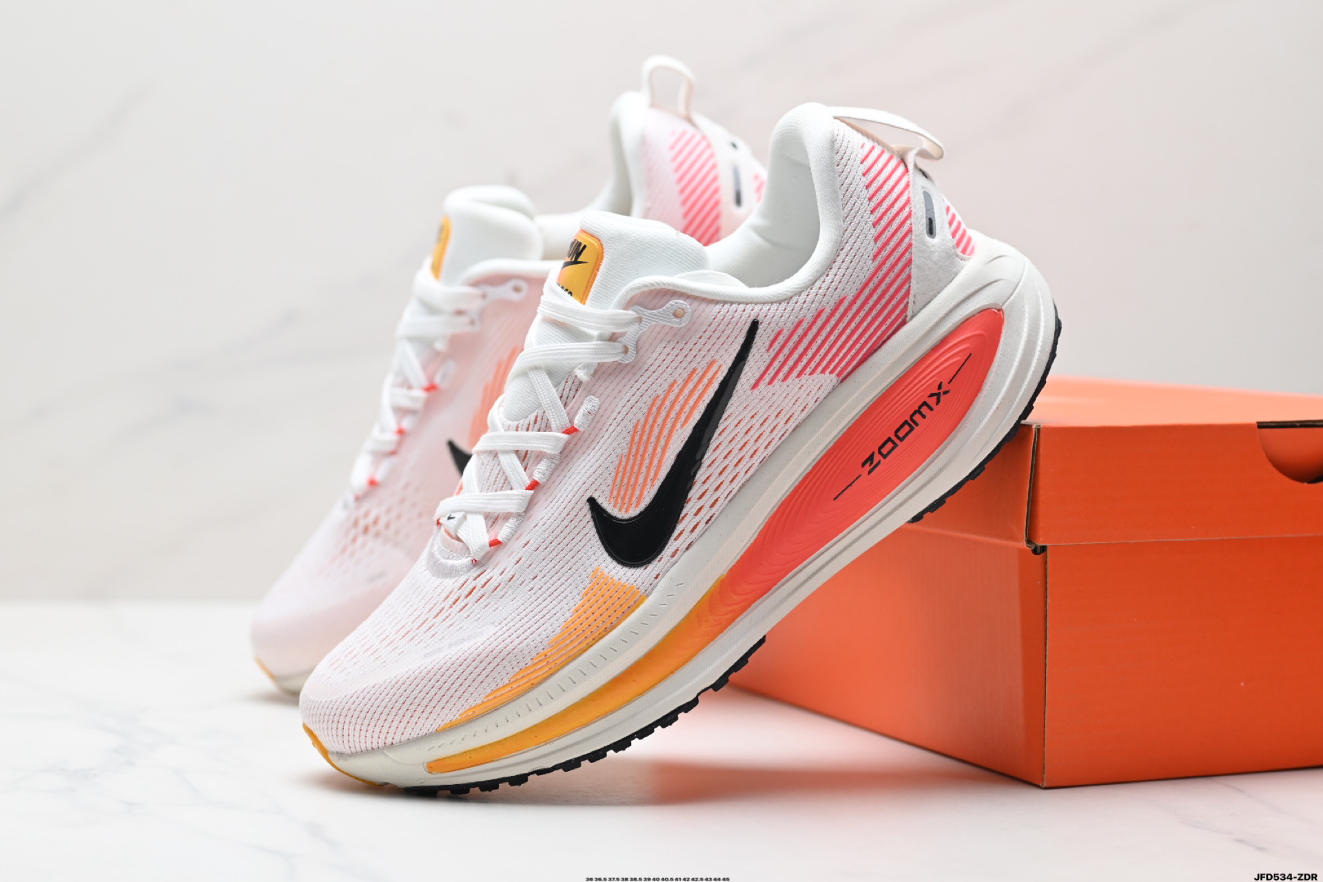 Nike VOMERO 18 耐克 舒适减震防滑 低帮跑步鞋 HM6804-108