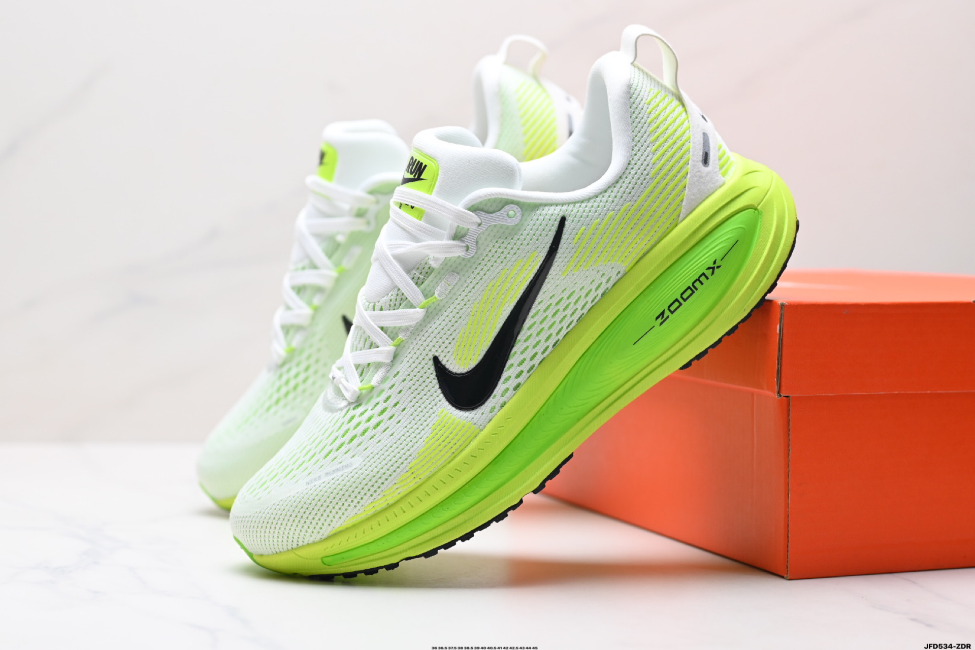 Nike VOMERO 18 耐克 舒适减震防滑 低帮跑步鞋  HM6804-600