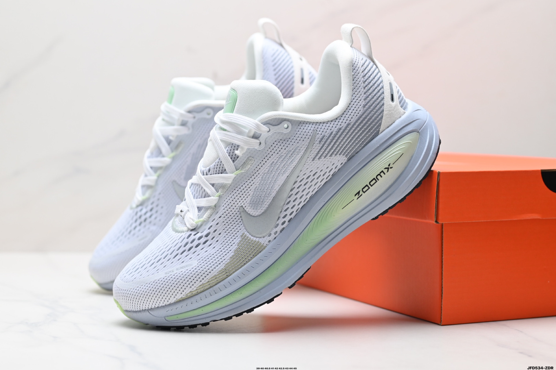 Nike VOMERO 18 耐克 舒适减震防滑 低帮跑步鞋 HM6804-108