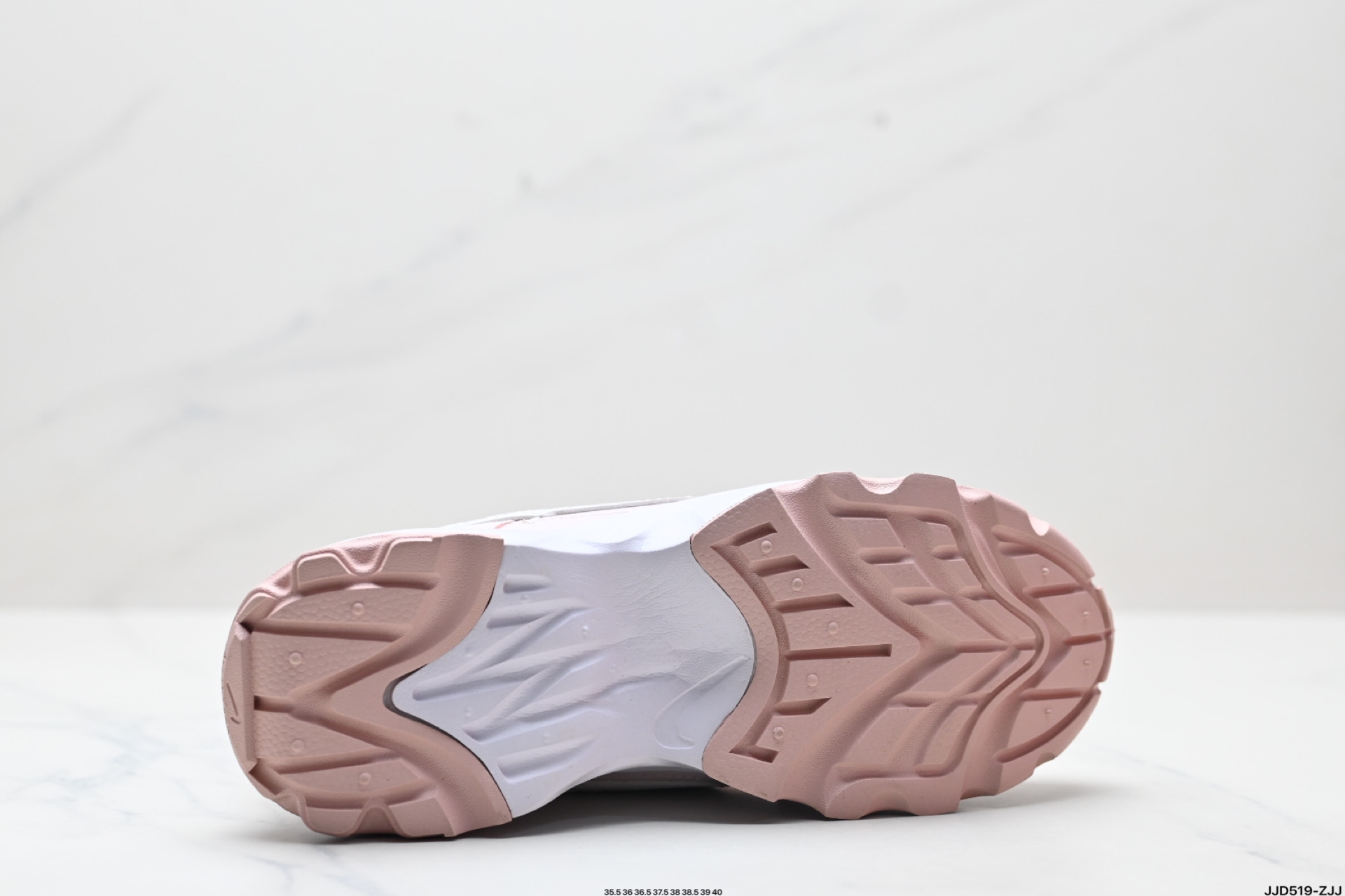 W NIKE TC 7900 新款老爹鞋 注入非凡时尚气息 塑就高雅外观 耐穿合成材质搭配柔软丝绒 DZ2756-611