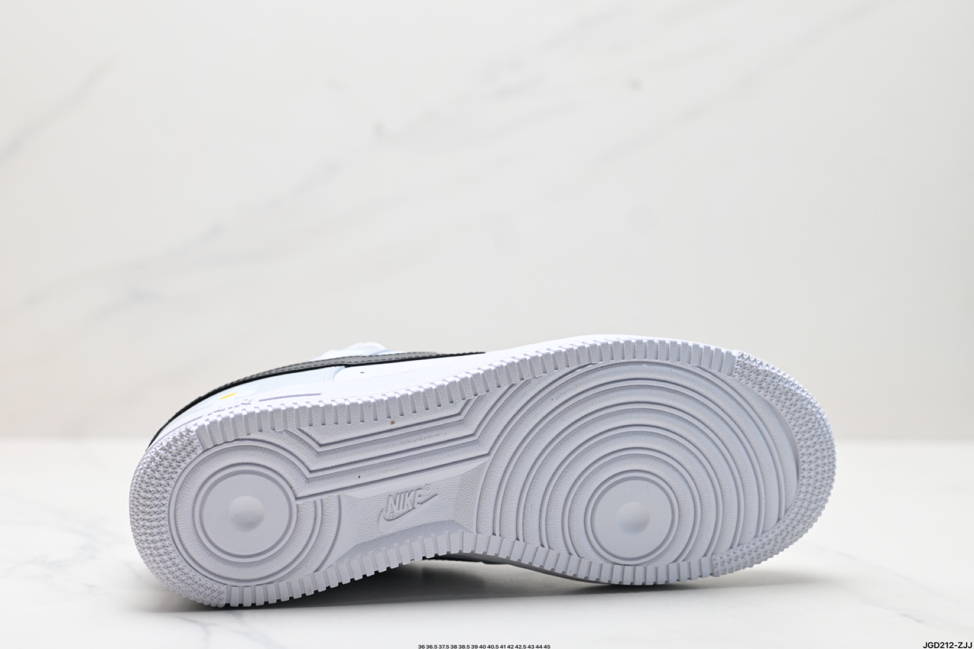 NIKE AIR FORCE 1‘07 LX  CZ8065-500