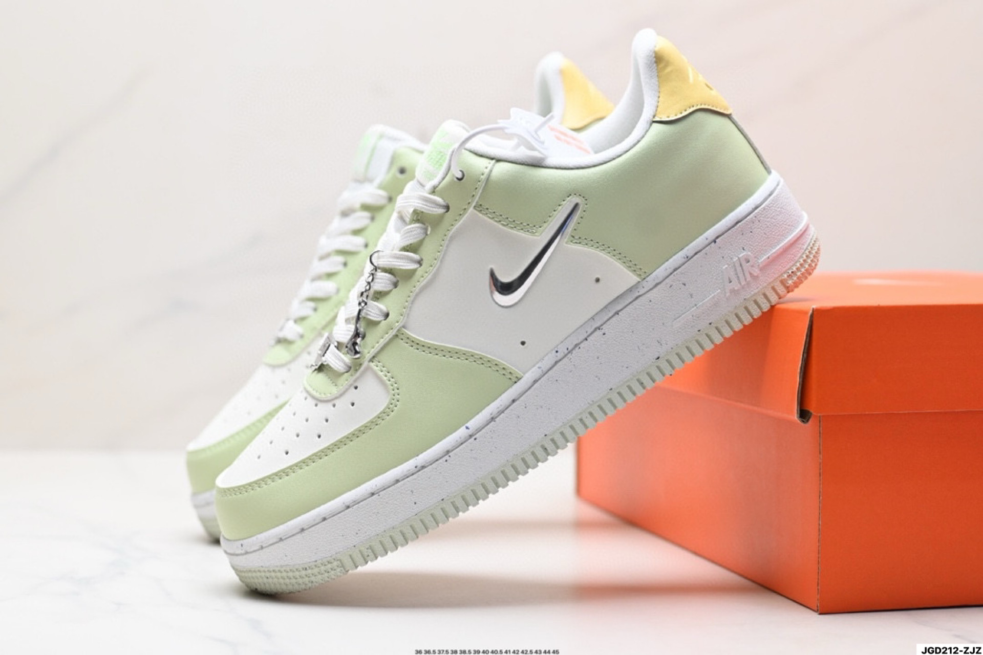 NIKE AIR FORCE 1‘07 LX  CZ8065-500
