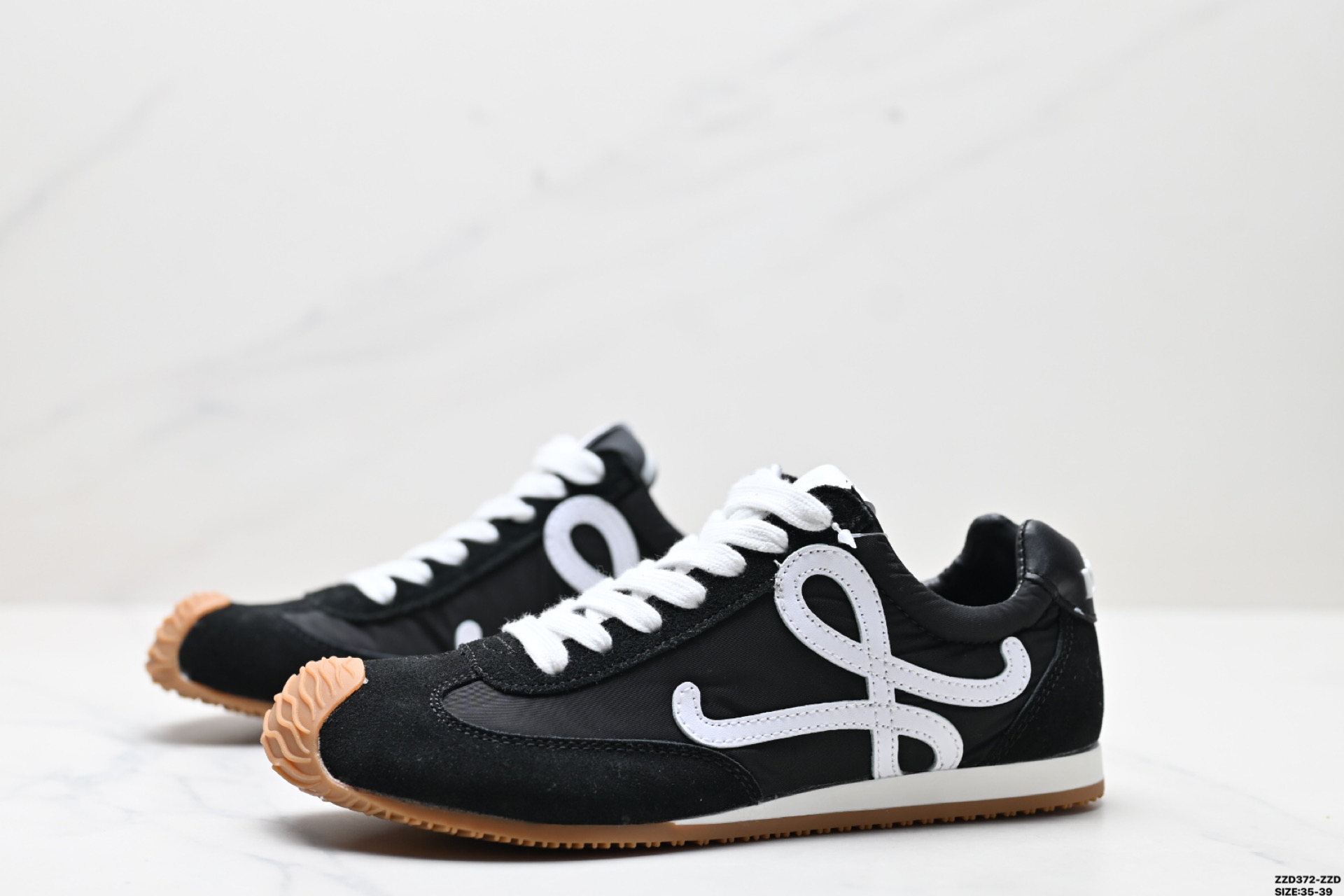 LOEWE罗意威 Ballet Runner 2.0小牛皮 圆头系带 低帮 生活休闲鞋 LLBR282X01