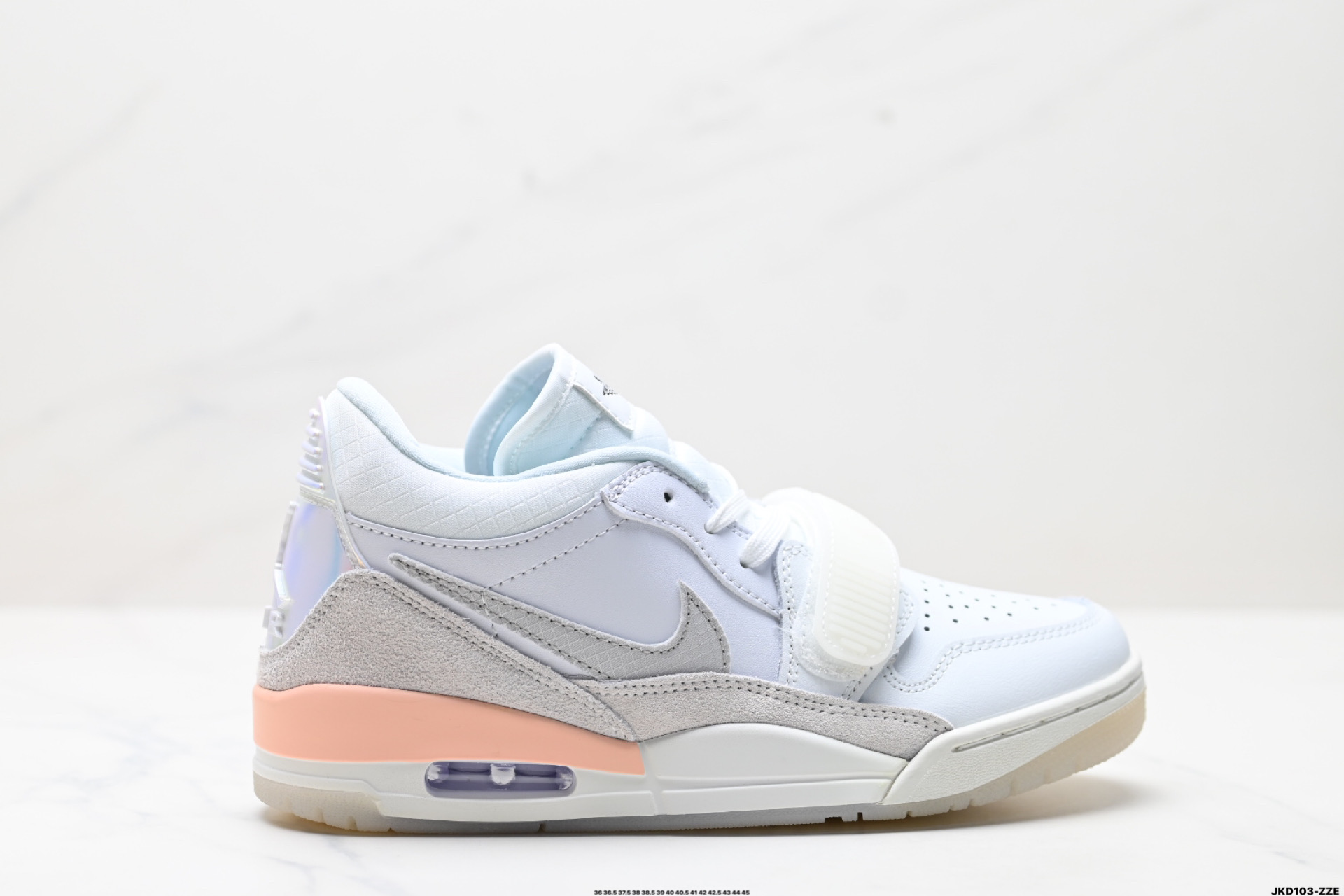 💰140版本 公司级✅三合一最强合体，多种新配色回归!耐克Nike Air Jordan Legacy 312 Low”White/Grey Fog/Blue/Red“乔丹最强三合一混合版本低帮文化休闲运动篮球鞋 货号:HF3182-100 尺码:36 36.5 37.5 38 38.5 39 40 40.5 41 42 42.5 43 44 45 ▪️Air Jordan Legacy 312 作为 Jordan Brand 旗下较为成功的杂交混血鞋款，由 Jordan 品牌联合街头潮流设计师 Don C 共同打造，而 312 正是芝加哥的区号，用来表达对乔丹家乡芝加哥的热爱和留恋。同时融合了Air Jordan 1，Air Jordan 3，Air Alpha Force Low中的经典设计元素进行重新的组合，使得经典鞋款元素焕发出全新的魅力。经典无须赘述，白红搭配的Chicago配色是为Air Jordan系列里无可争议的C位配色！ ID:JKD103-ZZE