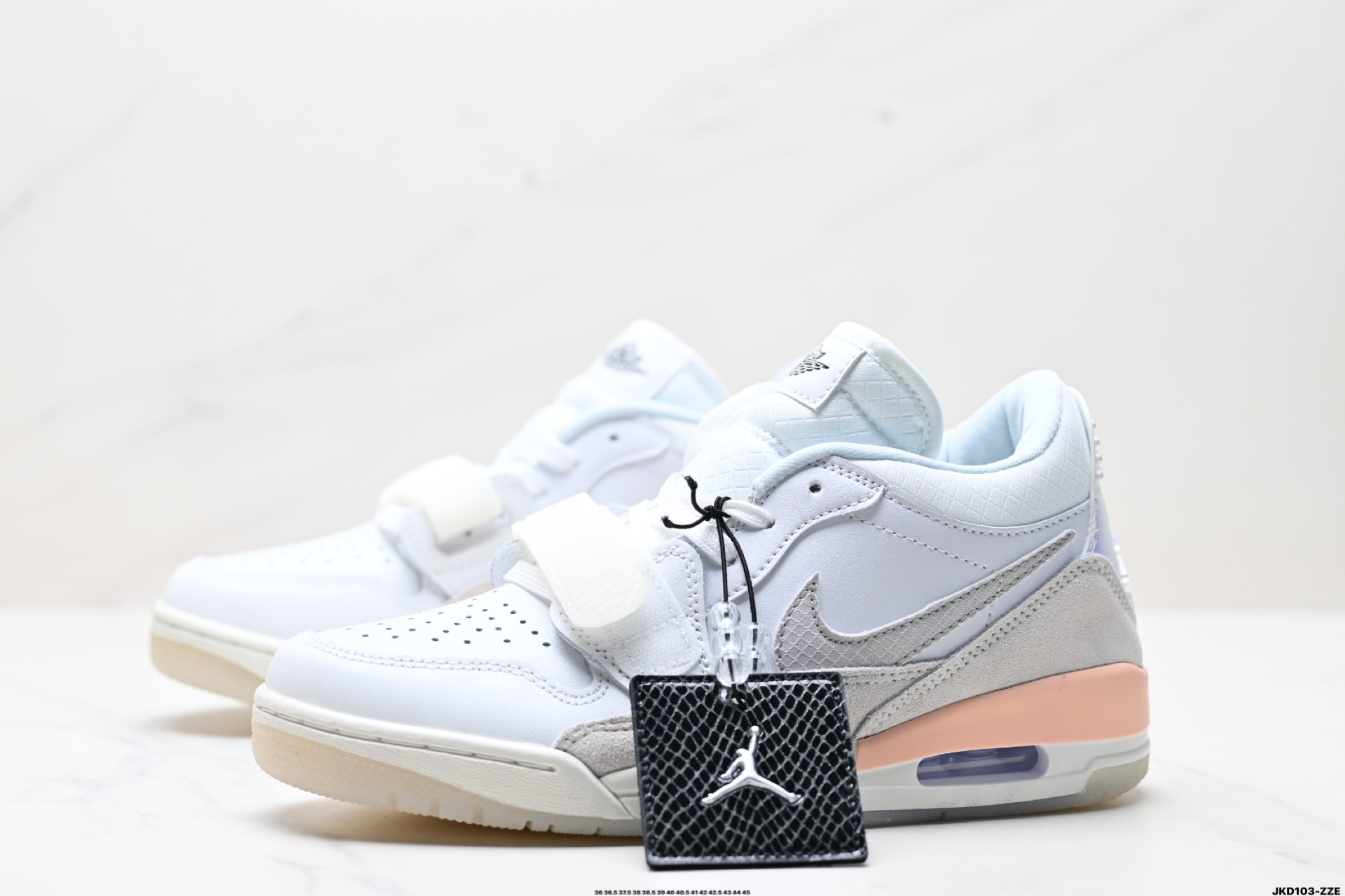 💰140版本 公司级✅三合一最强合体,多种新配色回归!耐克Nike Air Jordan Legacy 312 Low”White/Grey Fog/Blue/Red“乔丹最强三合一混合版本低帮文化休闲运动篮球鞋 货号:HF3182-100 尺码:36 36.5 37.5 38 38.5 39 40 40.5 41 42 42.5 43 44 45 ▪️Air Jordan Legacy 312 作为 Jordan Brand 旗下较为成功的杂交混血鞋款,由 Jordan 品牌联合街头潮流设计师 Don C 共同打造,而 312 正是芝加哥的区号,用来表达对乔丹家乡芝加哥的热爱和留恋。同时融合了Air Jordan 1,Air Jordan 3,Air Alpha Force Low中的经典设计元素进行重新的组合,使得经典鞋款元素焕发出全新的魅力。经典无须赘述,白红搭配的Chicago配色是为Air Jordan系列里无可争议的C位配色! ID:JKD103-ZZE