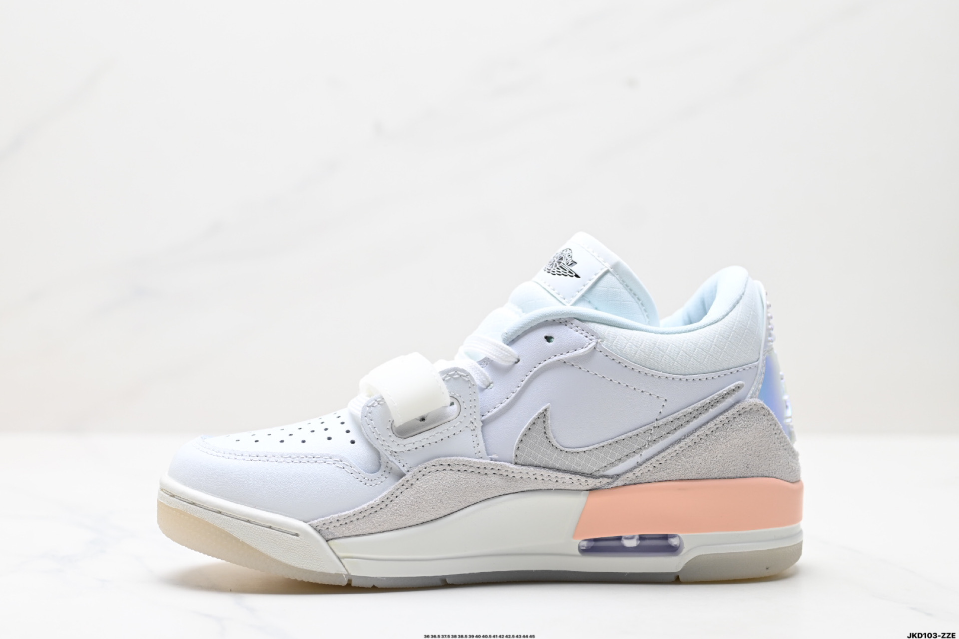 💰140版本 公司级✅三合一最强合体,多种新配色回归!耐克Nike Air Jordan Legacy 312 Low”White/Grey Fog/Blue/Red“乔丹最强三合一混合版本低帮文化休闲运动篮球鞋 货号:HF3182-100 尺码:36 36.5 37.5 38 38.5 39 40 40.5 41 42 42.5 43 44 45 ▪️Air Jordan Legacy 312 作为 Jordan Brand 旗下较为成功的杂交混血鞋款,由 Jordan 品牌联合街头潮流设计师 Don C 共同打造,而 312 正是芝加哥的区号,用来表达对乔丹家乡芝加哥的热爱和留恋。同时融合了Air Jordan 1,Air Jordan 3,Air Alpha Force Low中的经典设计元素进行重新的组合,使得经典鞋款元素焕发出全新的魅力。经典无须赘述,白红搭配的Chicago配色是为Air Jordan系列里无可争议的C位配色! ID:JKD103-ZZE