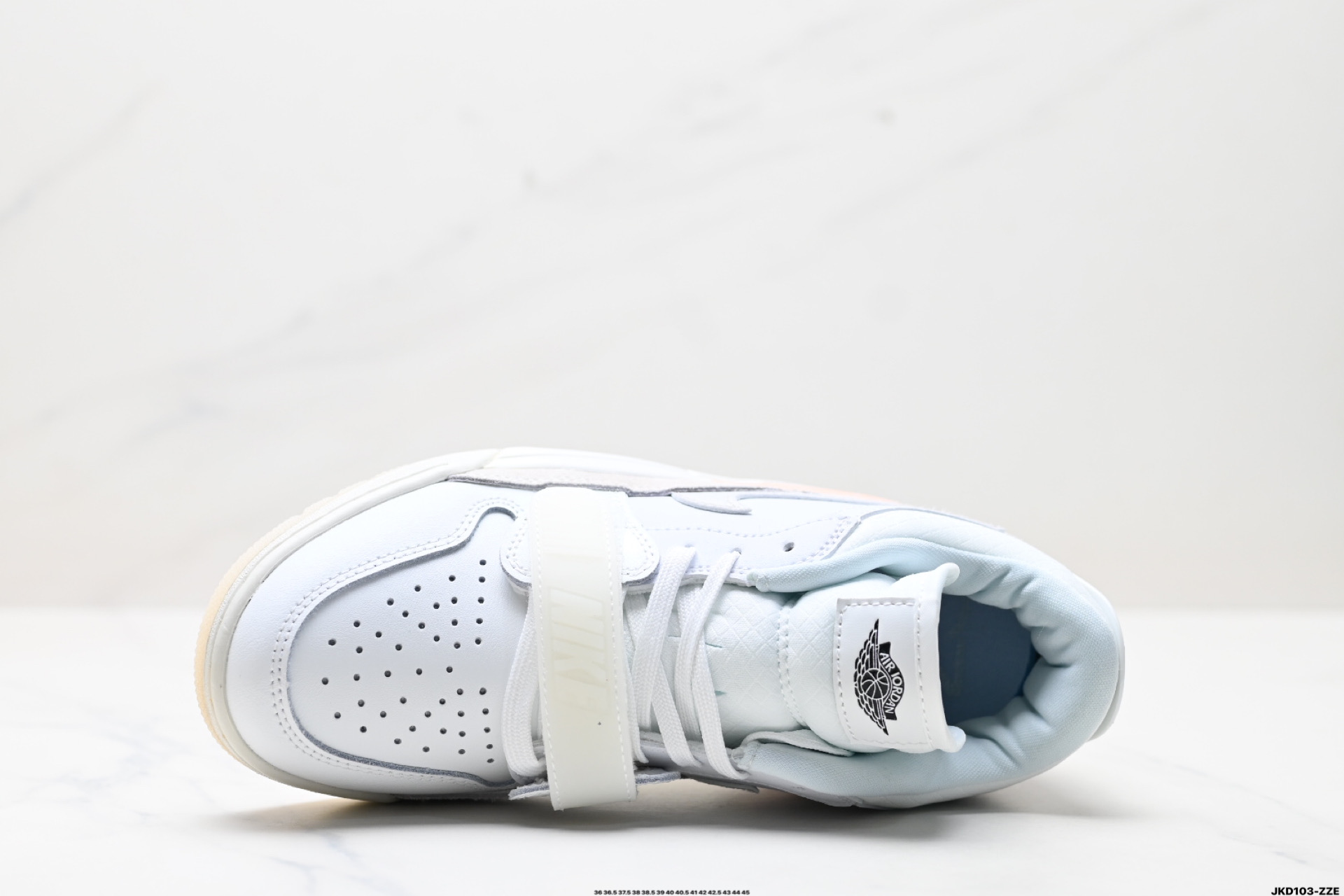 💰140版本 公司级✅三合一最强合体,多种新配色回归!耐克Nike Air Jordan Legacy 312 Low”White/Grey Fog/Blue/Red“乔丹最强三合一混合版本低帮文化休闲运动篮球鞋 货号:HF3182-100 尺码:36 36.5 37.5 38 38.5 39 40 40.5 41 42 42.5 43 44 45 ▪️Air Jordan Legacy 312 作为 Jordan Brand 旗下较为成功的杂交混血鞋款,由 Jordan 品牌联合街头潮流设计师 Don C 共同打造,而 312 正是芝加哥的区号,用来表达对乔丹家乡芝加哥的热爱和留恋。同时融合了Air Jordan 1,Air Jordan 3,Air Alpha Force Low中的经典设计元素进行重新的组合,使得经典鞋款元素焕发出全新的魅力。经典无须赘述,白红搭配的Chicago配色是为Air Jordan系列里无可争议的C位配色! ID:JKD103-ZZE