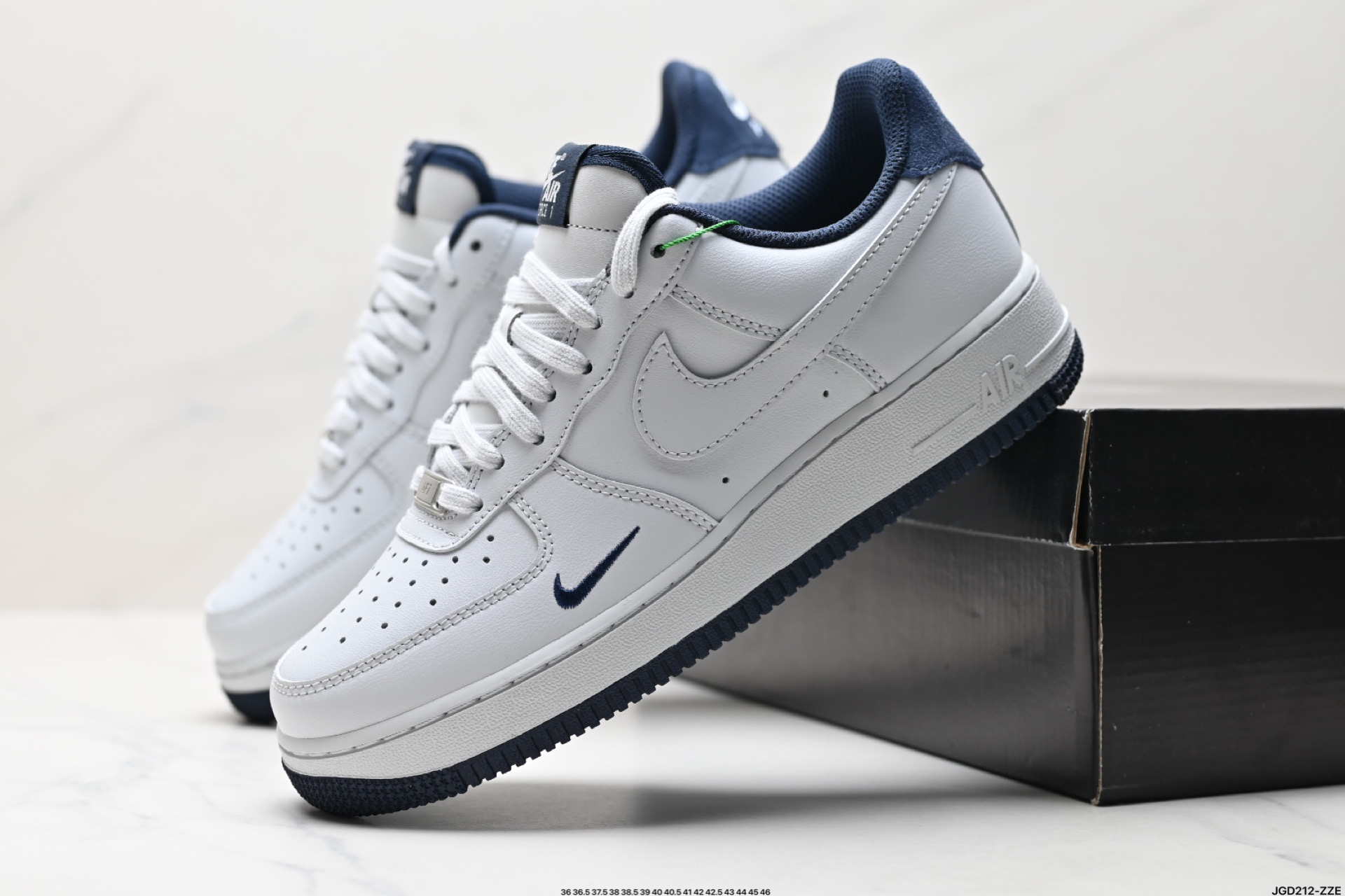 NIKE AIR FORCE 1‘07 LV8  HM9483-001