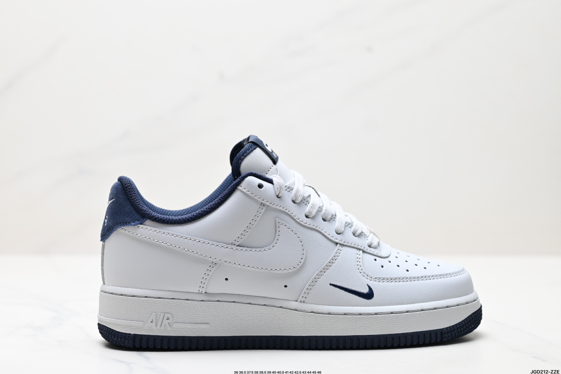 NIKE AIR FORCE 1‘07 LV8  HM9483-001