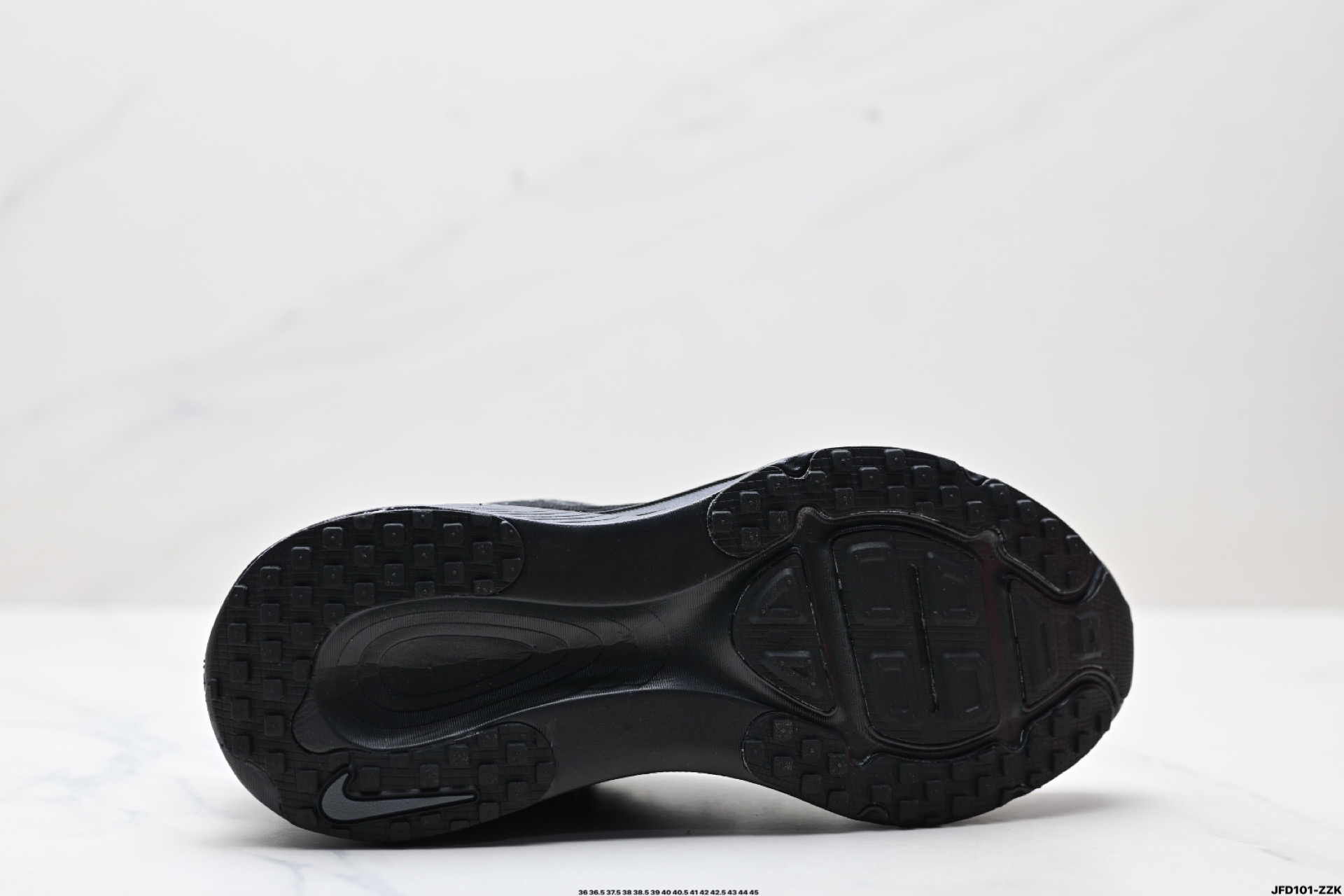 Nike VOMERO 18 耐克 舒适减震防滑 低帮跑步鞋  HM6803-200