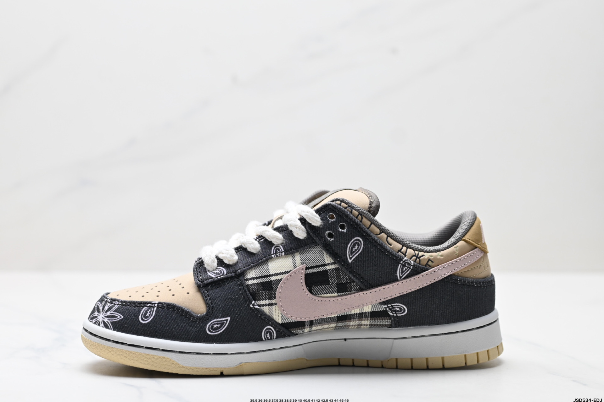 放店💰160 腰果花CT5053-001 公司级🌲耐克NIKE DUNK LOW 扣篮系列 复古低帮休闲运动滑板板鞋 Travis Scott x Nike Dunk SB Low " Jackboys "腰果花印花耐磨防滑低帮板鞋男女同款❗原盒首发版本❗ 双层鞋面可撕破‼️ 加厚鞋舌的填充，使舒适性大大提升。中底采用 Zoom Air 气垫，提供减震防护，带来舒适体验。鞋底设计采用耐用的橡胶外底可在各种运动表面上提供牵引力。 大厂出品，行业标杆之作❗ 继AJ鞋款和AF1鞋款之后TS和Nike又一个全新的合作鞋款，同样采用了拼接的设计。只是在材质上采用了更具有质感的牛仔布 还具有撕撕乐的属性，腰果花的鞋款撕开里面还有一层特殊的鞋面，而鞋舌上的“Cactus Jack”也是证明了出自Travis Scott之手。 采用脚感柔软舒适ZoomAir气垫 有效吸收滑板等极限运动在落地时带来的冲击力 为街头运动者们提供更好的保护 尺码：35.5 36 36.5 37.5 38 38.5 39 40 40.5 41 42 42.5 43 44 45 46 ID:JSD534-EDJ